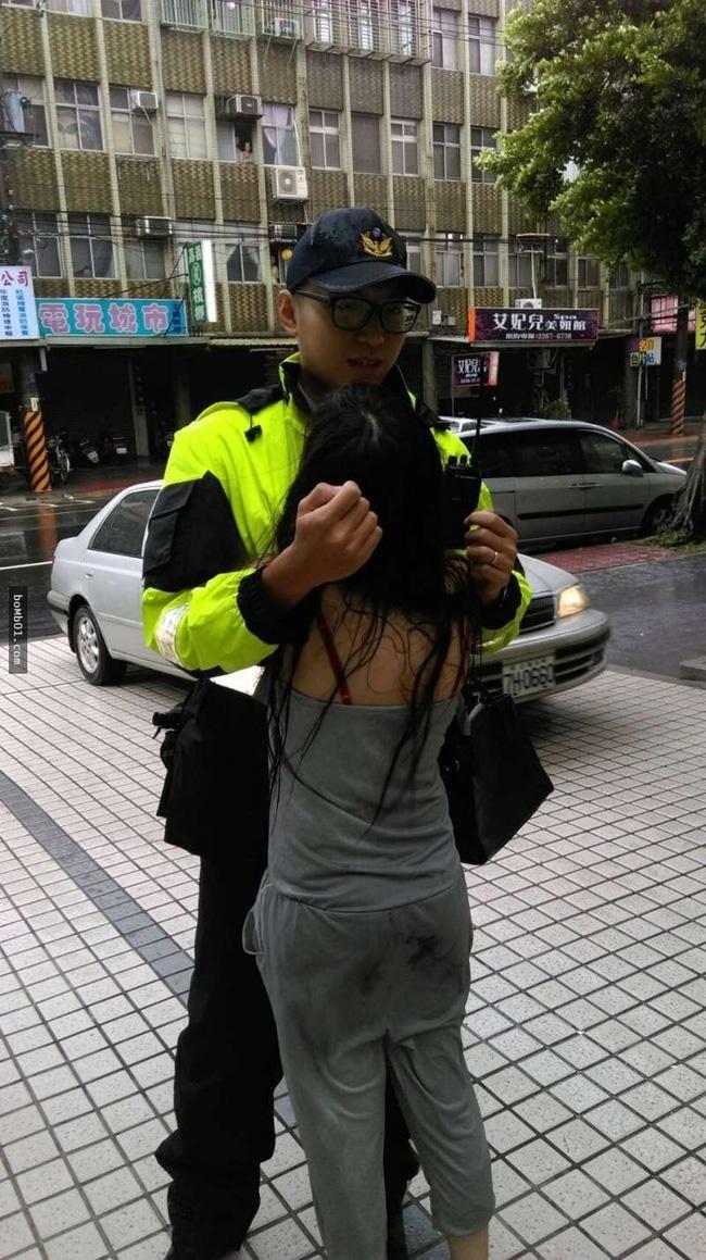 cô gái ôm cảnh sát cô gái ôm cảnh sát