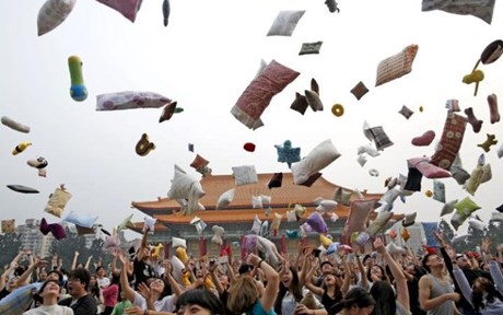 tung gối lên trời
