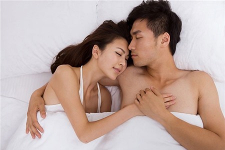 gối lên tay chồng
