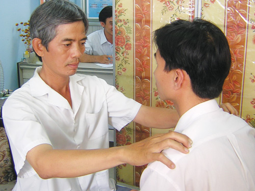 Xoa bóp bấm huyệt vai gáy