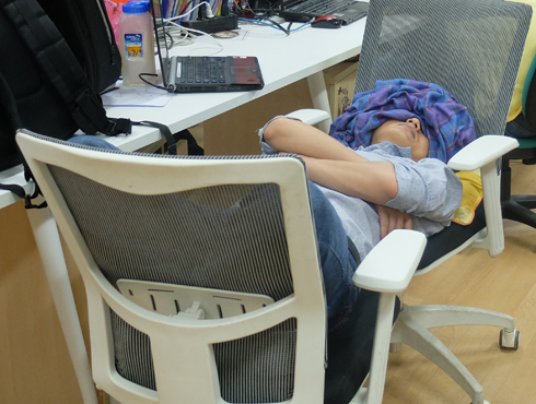 Cấm ngủ trưa tại văn phòng, nên hay không nên?